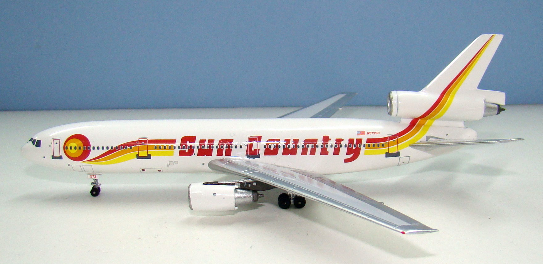 Trijet Sunset : Sun Country Airlines McDonnell Douglas DC-10-10