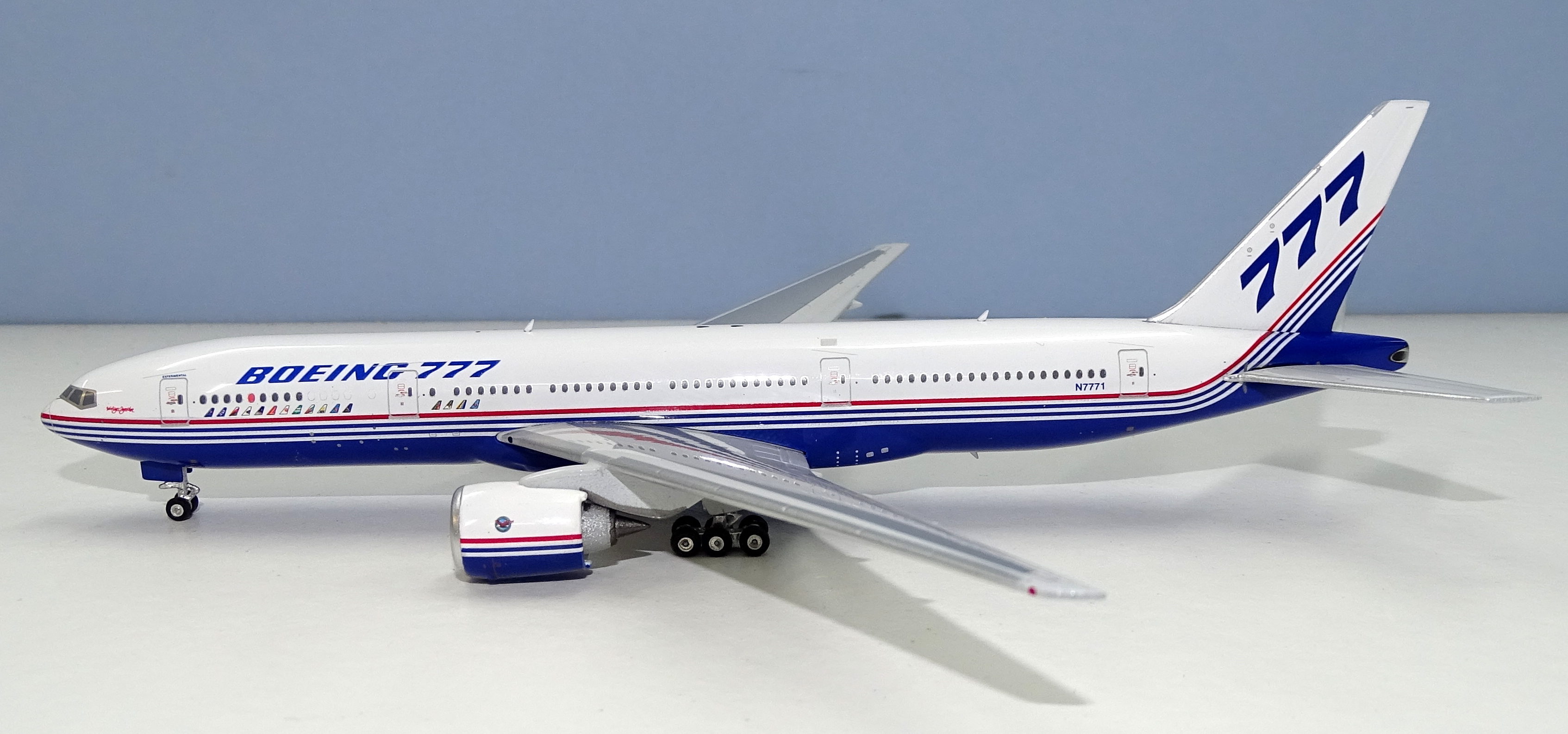 MAQUETTE PLASTIQUE BOEING 777-200 HOUSE COLOR